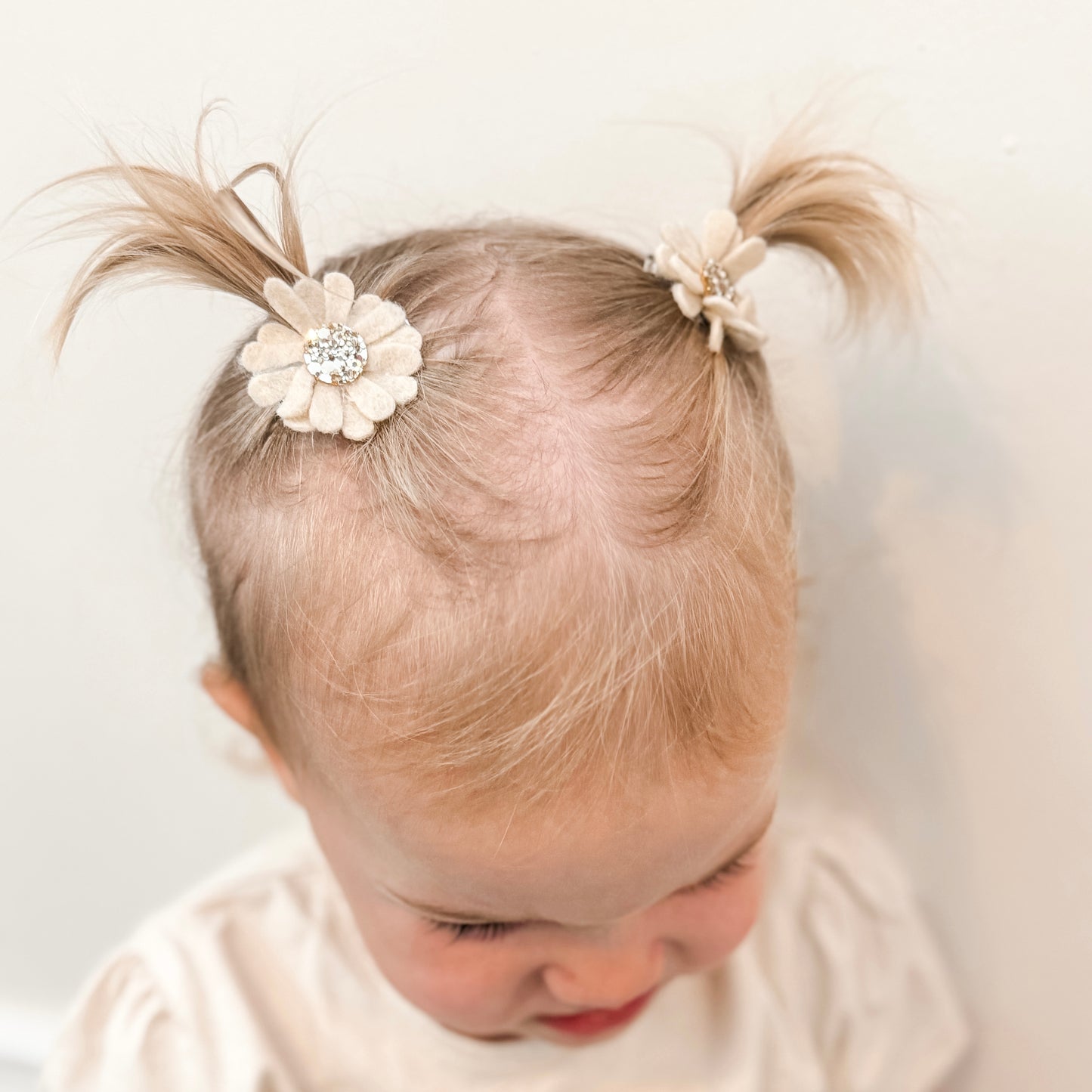 Light beige flower clip